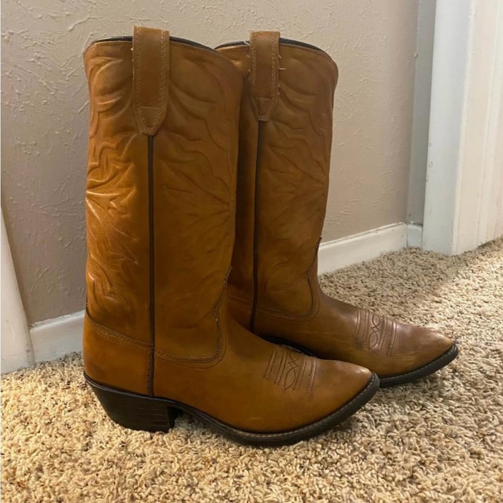 Vintage cognac cowboy boots. 🤠